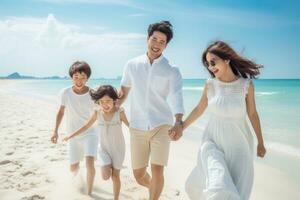 ai genererad Lycklig asiatisk familj löpning på de strand och innehav händer tillsammans, Lycklig asiatisk familj på bestående far, mor son och dotter har roligt spelar strand, ai genererad foto