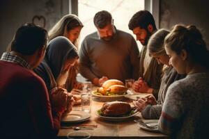 ai genererad grupp av vänner Sammanträde på de tabell och äter en croissant, familj bön- innehav händer på tacksägelse tabell, ai genererad foto