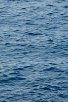 en stor blå hav med vågor och krusningar foto