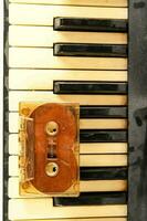 ett gammal piano med en kassett tejp på den foto