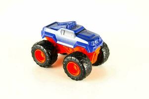 en röd och blå leksak lastbil foto