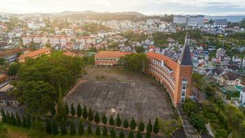 antenn se av da lat pedagogisk högskola i de stad av da lat nära xuan huong sjö i de morgon. turist stad i tagit fram vietnam foto