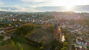 antenn se av da lat pedagogisk högskola i de stad av da lat nära xuan huong sjö i de morgon. turist stad i tagit fram vietnam foto