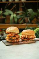 två kyckling burger på trä- tabell foto