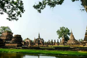 de gammal tempel av wat phra den där är omgiven förbi vatten foto