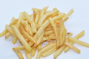 stekt pommes frites i remsor på en vit tallrik foto