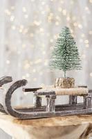julgran på bohek trä, bokeh bakgrund. foto
