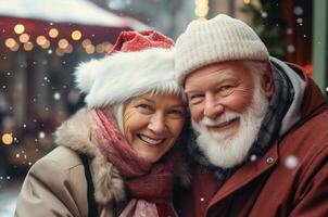 ai genererad skön svart lockigt kvinna i santa hatt mot bakgrund av jul träd foto