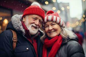 ai genererad skön svart lockigt kvinna i santa hatt mot bakgrund av jul träd foto