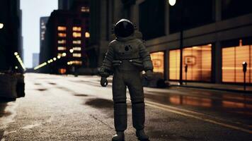 ensam astronaut i folktom stad foto