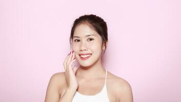 porträtt av skön ung kvinna med rena färsk hud på rosa bakgrund, ansikte vård, ansiktsbehandling behandling. kosmetologi, skönhet och spa. asiatisk kvinnor porträtt foto