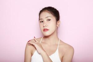 porträtt av skön ung kvinna med rena färsk hud på rosa bakgrund, ansikte vård, ansiktsbehandling behandling. kosmetologi, skönhet och spa. asiatisk kvinnor porträtt foto