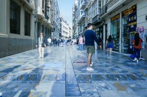 kommersiell handla gata i cartagena, Spanien kallad calle borgmästare foto