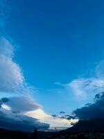 idyllisk blå himmel vista med en panorama- se foto