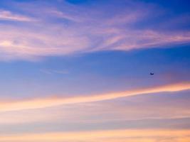 fluffiga moln på den blå himlen med morgonljus från soluppgången foto