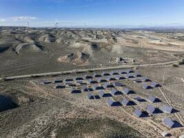 Drönare panorama över en vind bruka i en kuperad öken- landskap i Spanien foto