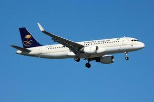 saudia flygbuss a320 hz-as84 passagerare plan landning på istanbul ataturk flygplats foto