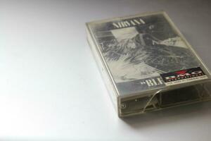 Bangkok, thailand - 09 februari 2022 90 s kassett tejp av nirvana bleka album på grå bakgrund. foto
