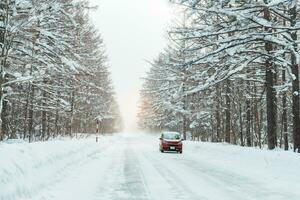 skön snö väg skog se under bil körning i vinter- säsong. vinter- resa, väg resa, äventyr, utforska och semester begrepp foto