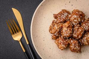 utsökt asiatisk maträtt med bitar av kyckling i teriyaki sås med salt och kryddor foto