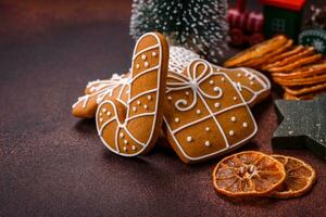 skön utsökt ljuv vinter- jul pepparkaka småkakor på en brons texturerad bakgrund foto