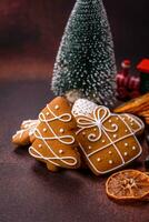 skön utsökt ljuv vinter- jul pepparkaka småkakor på en brons texturerad bakgrund foto