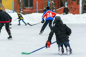 amatör hockey team spelar på de is foto