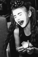 liten flicka jag Jag äter is grädde i kaffe foto