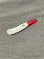 positiv graviditet testa på en grå filt foto