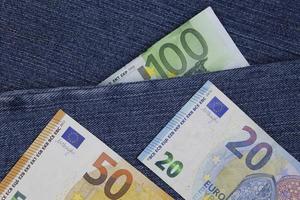 europeiska sedlar med olika valör mellan blå denimtyg foto