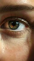ai genererad en stänga upp av en kvinnas öga med en ljus skön iris foto