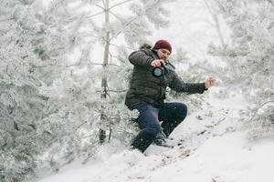 resande fotograf nästan föll från de berg foto