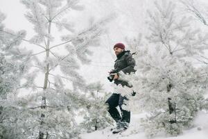 resande fotograf tar bilder i de vinter- skog foto