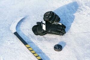 de handskar och hockey pinne lägga på de snö foto