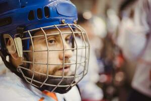 hockey spelare sitta på de bänk under de match foto