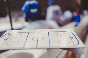 hockey spelare sitta på de bänk under de match foto