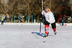 de man spelar hockey på de rink foto