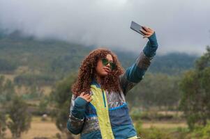generation z latina influencer skapande social media innehåll för henne följare från en berg i ecuador foto