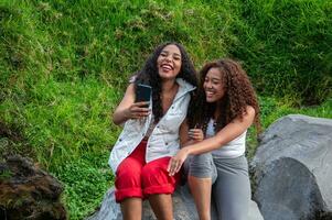 två lantlig turism påverkare håller på med en leva utsända medan som visar en klippig berg i latin Amerika foto