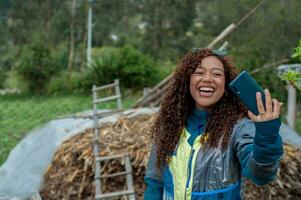 ung flicka från ecuador mycket leende som visar henne följare en lantlig hus med sugrör och en stege tillverkad av trä. foto