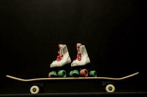 två par av vält skridskor på topp av en skateboard foto
