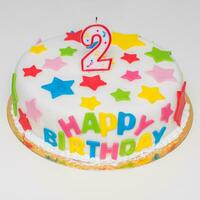 stor skön kaka för en Lycklig födelsedag med ljus i de form av två foto