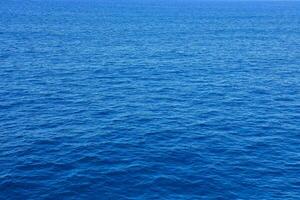 de hav är blå och lugna med en få båtar foto