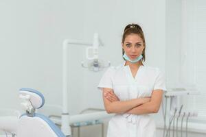 skön tandläkare flicka möter henne patient i de kontor foto