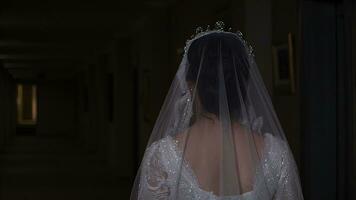 skön brud i en bröllop klänning med en slöja på henne huvud foto