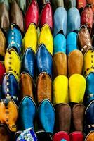 färgrik skor i de marrakesh marknadsföra foto