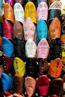 färgrik skor i de souk i marocko foto