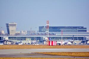 Warszawa, Polen. 18 Mars 2018. Warszawa chopin flygplats. de plan på de flygplats på läser in. foto