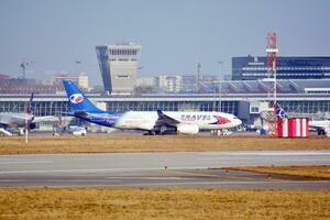 Warszawa, Polen. 18 Mars 2018. Warszawa chopin flygplats. de plan på de flygplats på läser in. foto