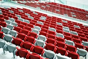 bakgrund av tömma röd stadion stolar i en rad. foto